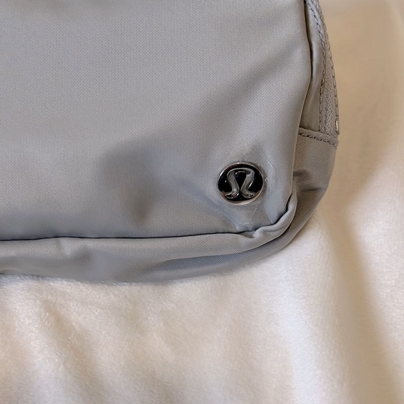 Lululemon everywhere belt bag 1L silver drop word mark - Picture 11 of 14